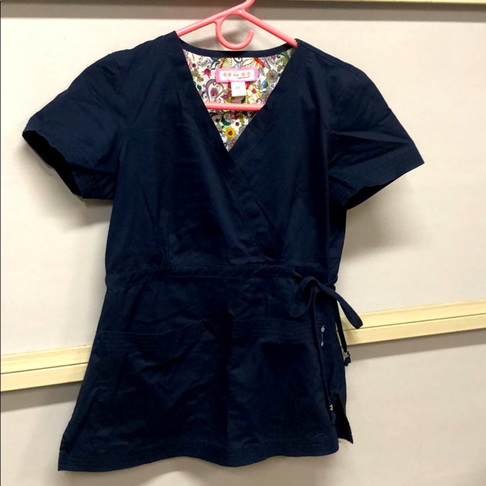 Koi navy scrub top🌟